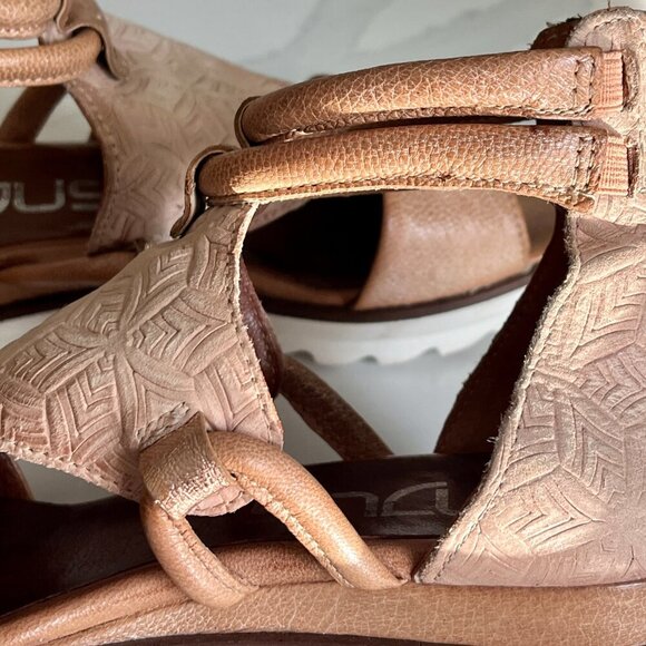 Mjus Woman's Tan Textured Leather Wedge Sandal Size 6 (36) - Picture 9 of 16